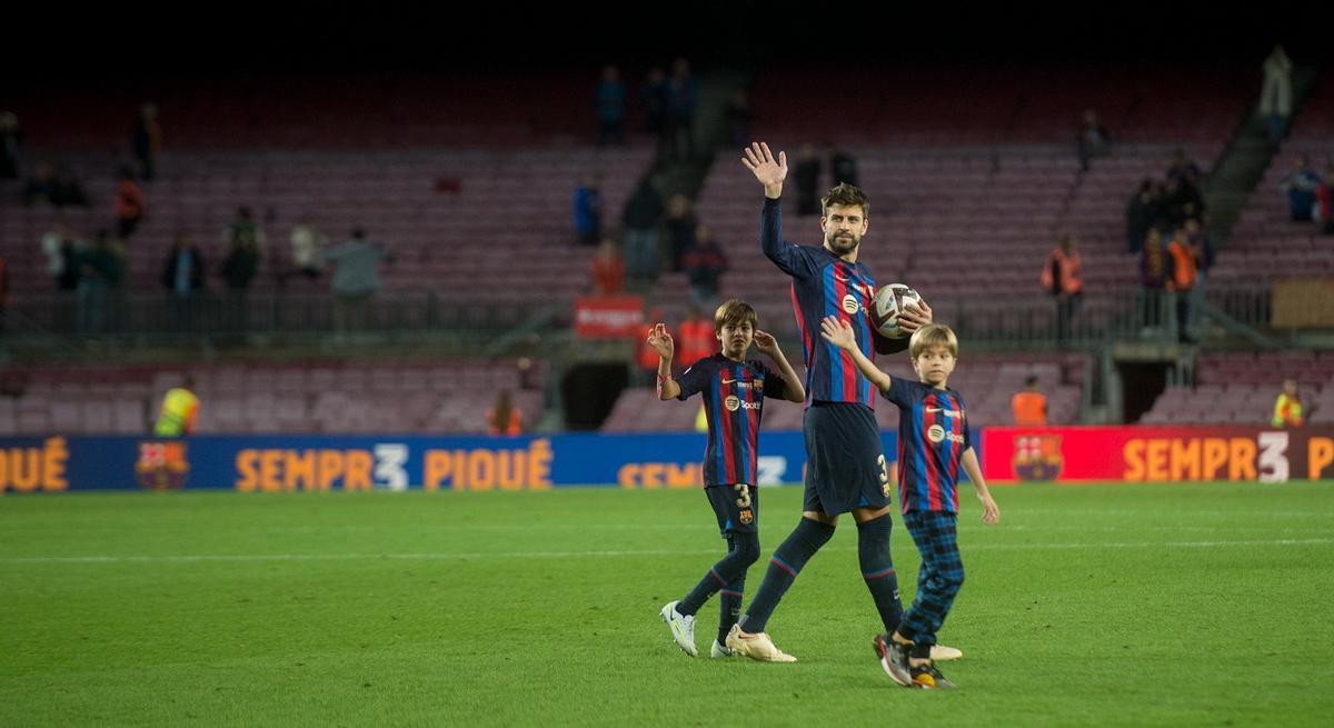 Piqué abandona el Camp Nou junto a Milan y Sasha, sus hijos.