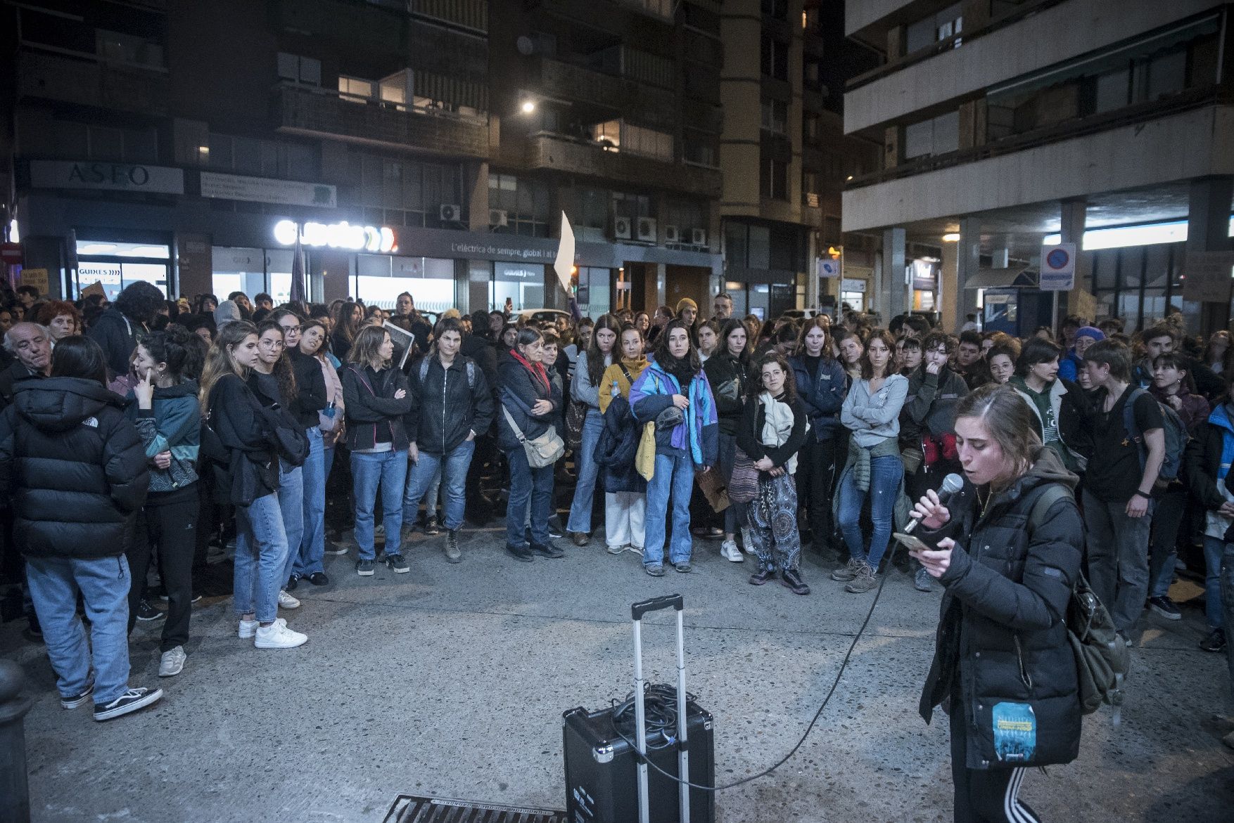 Manresa condemna la violència masclista en la manifestació del 8M