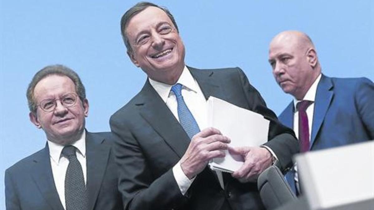 El presidente del BCE, Mario Draghi (centro), junto al videpresidente Vitor Constancio (izquierda) el pasado enero.