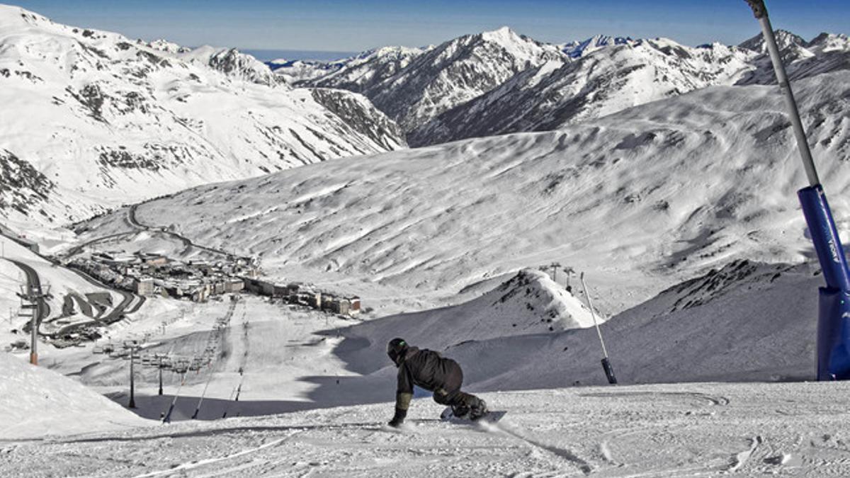 Un snowboarder desciende por una pista de Grandvalira, el pasado diciembre