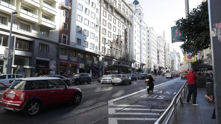 Herido tras caer de un octavo piso y agarrarse a las luces navideñas de Gran Vía