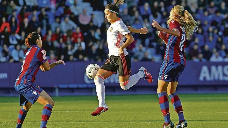 Una acción del reciente derbi entre el Levante y el Valencia.