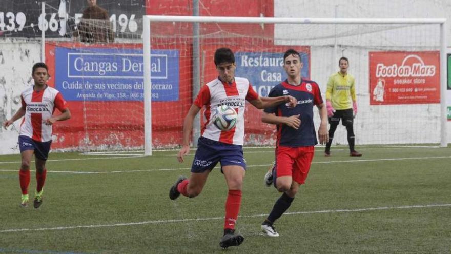 Una acción del último partido del Alondras, ante el Bansander. // Santos Álvarez