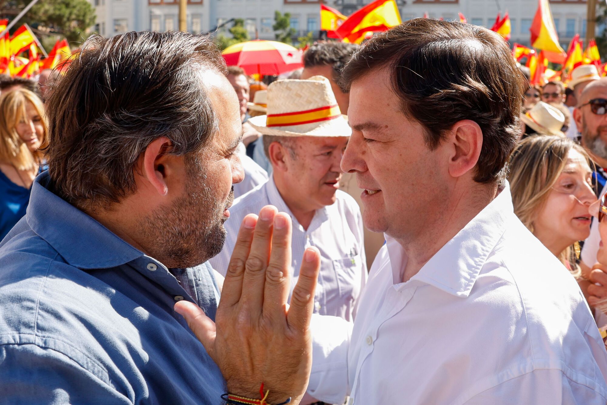 MADRID (ESPAÑA), 08/06/2025.- El presidente del Partido Popular en Castilla La-Mancha, Paco Núñez (i) conversa con el presidente de Castilla y León, Alfonso Fernández Mañueco (d) durante la manifestación convocada por el Partido Popular contra el Gobierno bajo el lema 'Democracia o mafia' este domingo en Plaza España de Madrid. EFE/ Javier Lizón