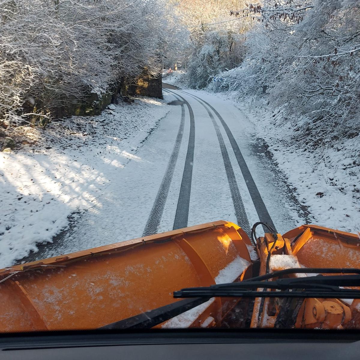 Una máquina quitanieve despeja una carretera de la comarca de Sanabria.