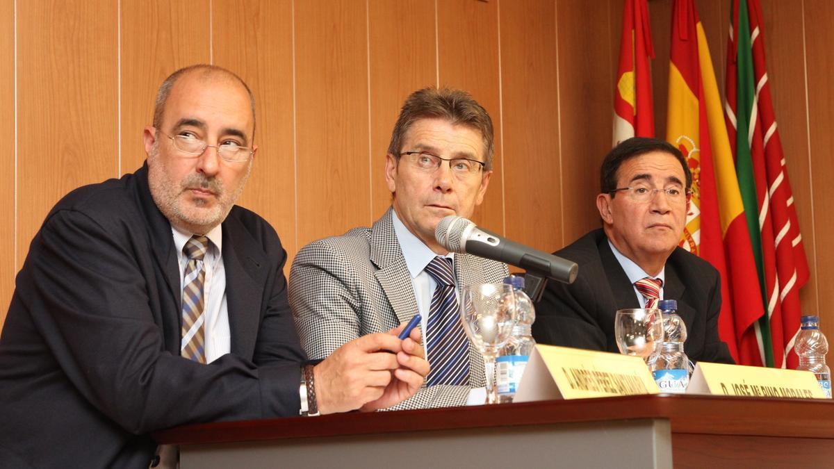 Andrés Pérez (izquierda) y Alfredo Escaja (derecha), en una mesa redonda que compartieron con José María Pino
