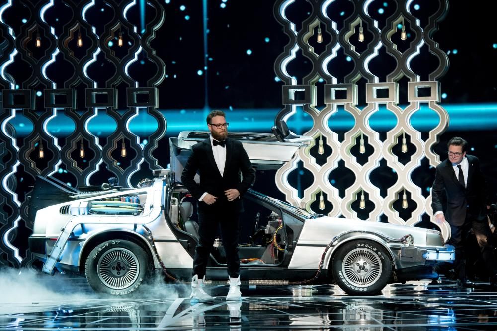 Seth Rogen y Michael J. Fox irrumpen en el escenario a bordo del DeLorean de 'Regreso al futuro'.