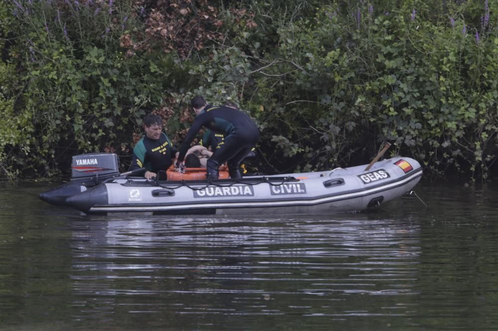 Operativo para rescatar el cadáver del dominicano desaparecido en el Nalón