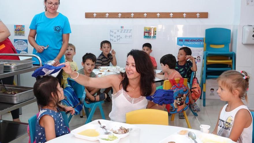 Visita de la concejala de Educación, Irene Ruiz, durante su visita a una de las Escuelas de Verano 2022, este martes.