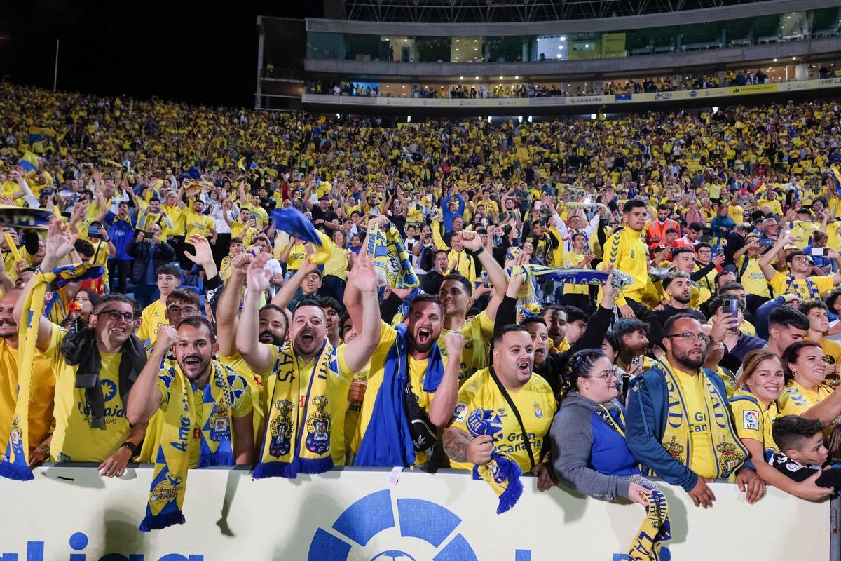 La afición de la UD festeja el último ascenso amarillo