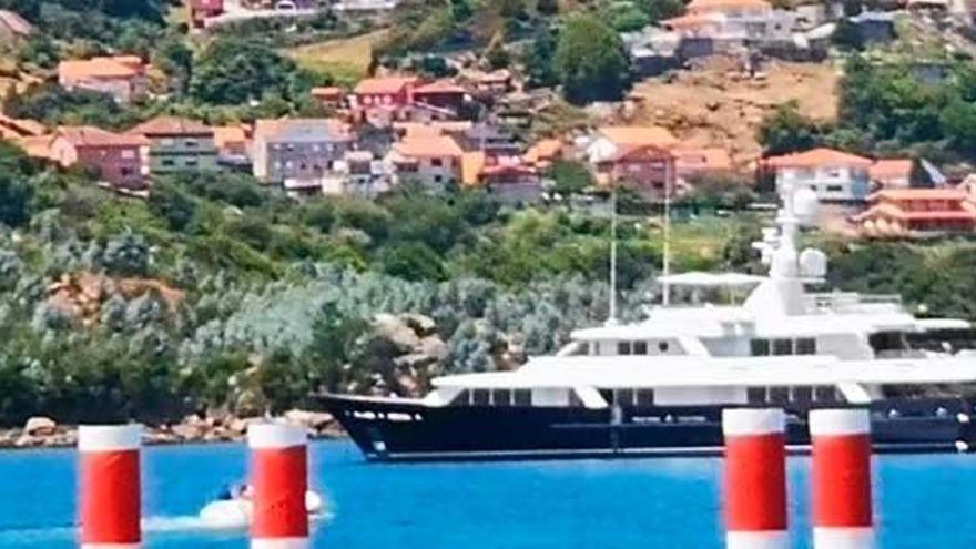 El yate de Amancio Ortega se deja ver por las aguas de Cangas