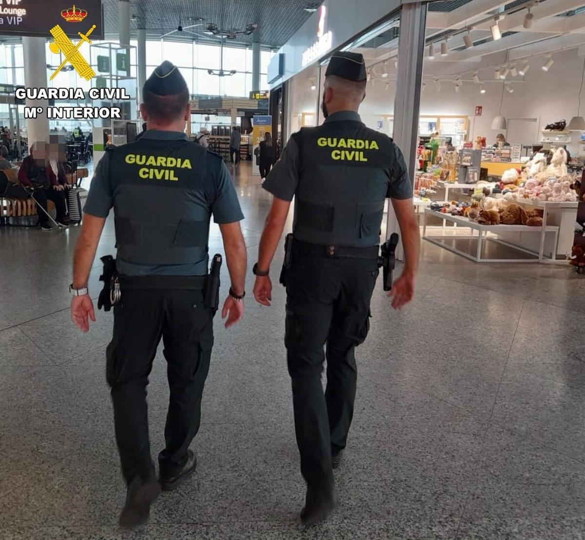 Agentes de la Guardia Civil en la terminal compostelana