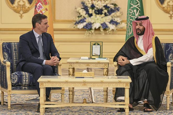Sánchez es recibido por el príncipe heredero de Arabia Saudí, Mohamed Bin Salmán.