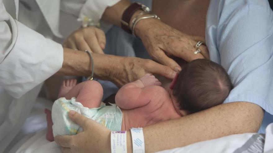 Una mujer da el pecho a su hijo en el Hospital de Sant Joan.