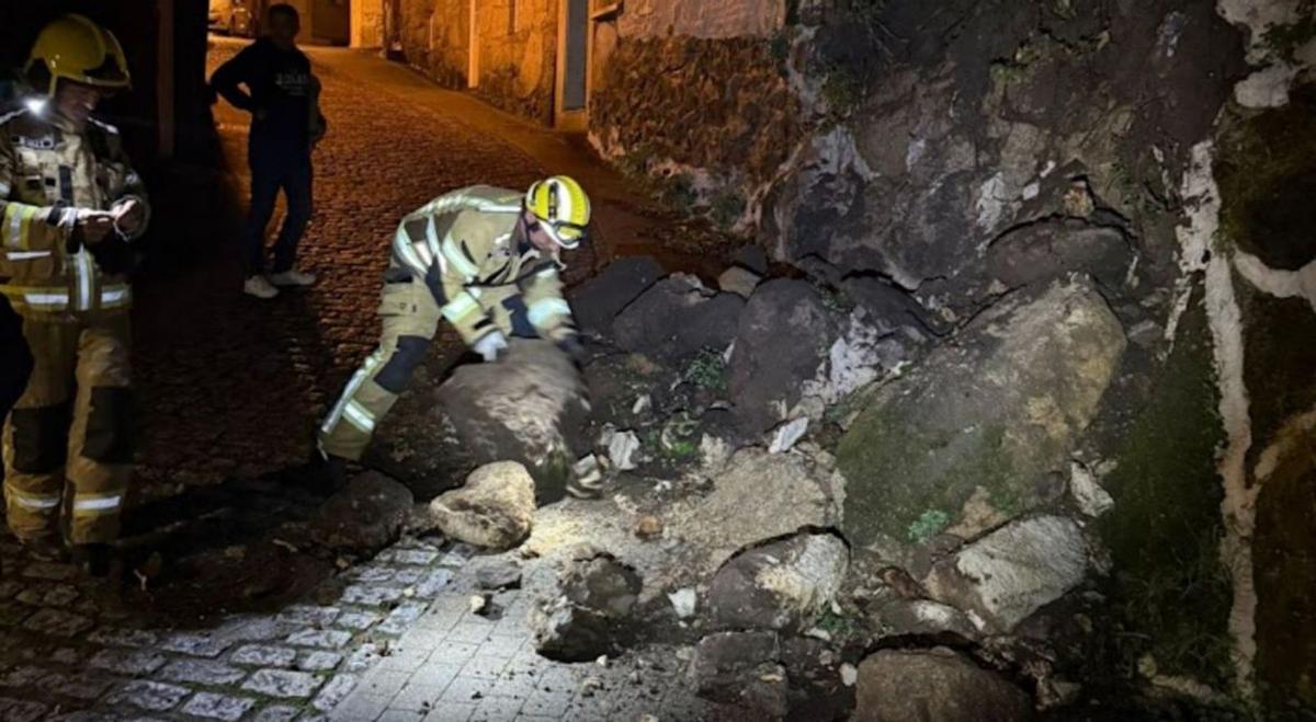 Las lluvias provocan derrumbes de muros en Bordóns y Carabuxeira