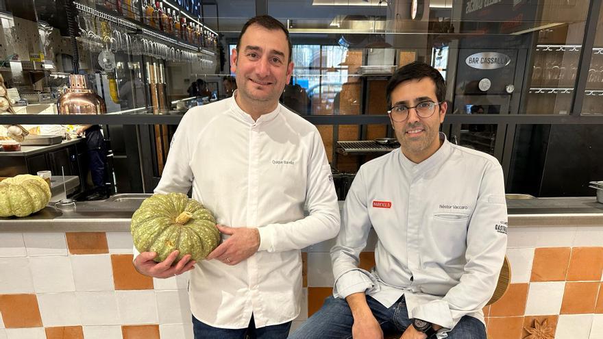 Quique Barella y Nestor  Vaccaro en la cocina de  Cassalla