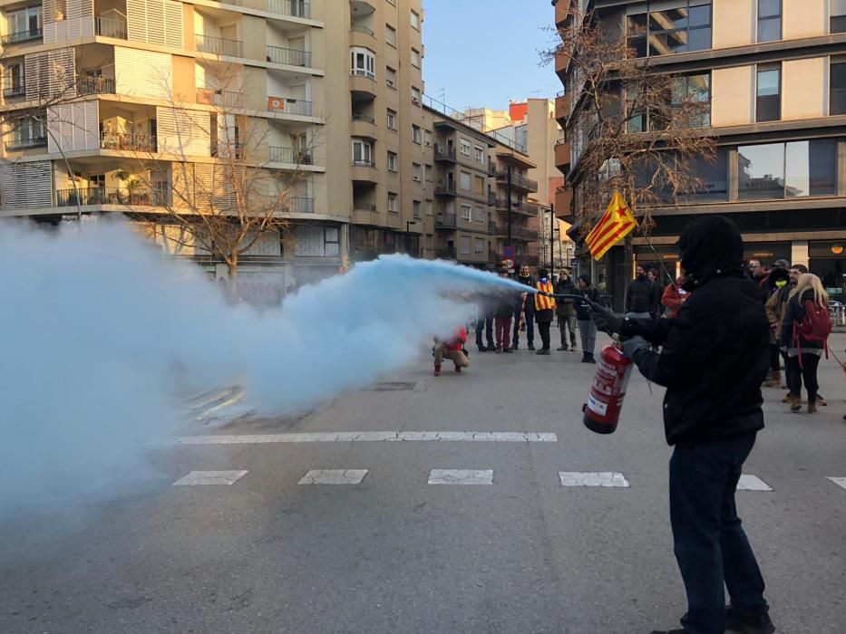 Els manifestants buiden extintors al mig del carrer de la Creu a Girona