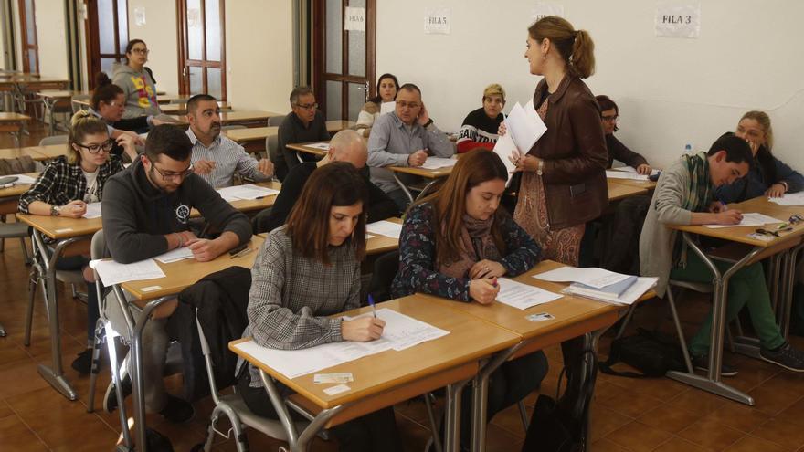 Alumnos de la sede alzireña de la Universidad Nacional a Distancia (UNED) en una imagen de archivo. | VICENT M. PASTOR