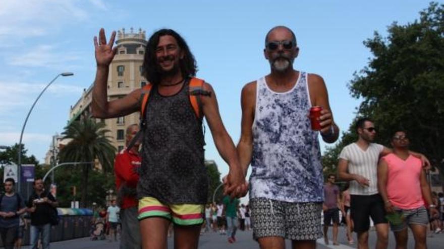 Dues parelles d&#039;homosexuals a la Pride Parade de Barcelona.