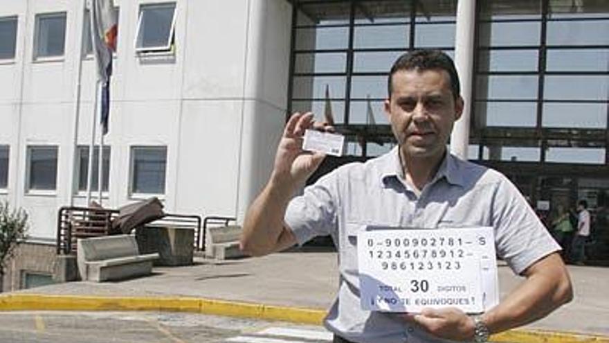 José Luis Ferreira en la entrada del Hospital do Meixoeiro.