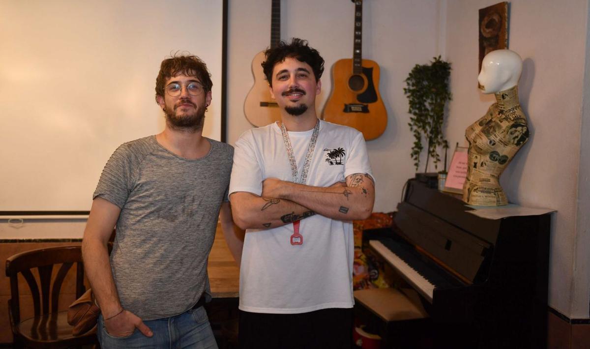 Brais Abad Rodríguez y Abraio Piñán Bermúdez, los dueños del bar Ateneo. | // IAGO LÓPEZ