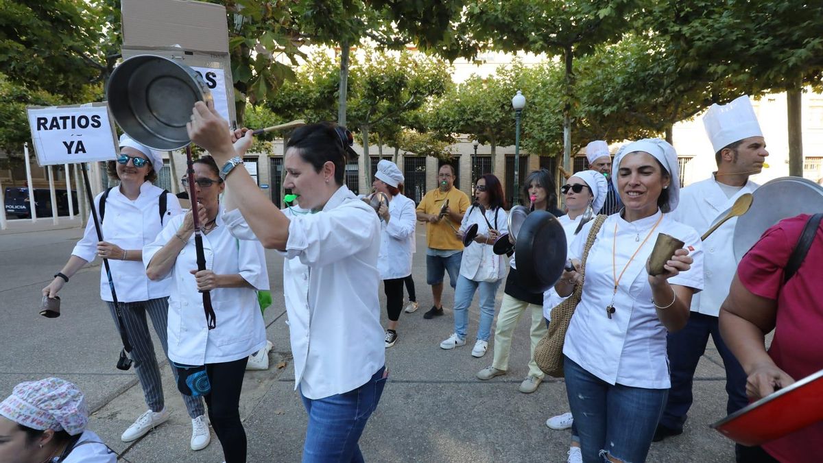 Cacerolada del personal de cocina de los colegios públicos de Aragón a las puertas del Pignatelli