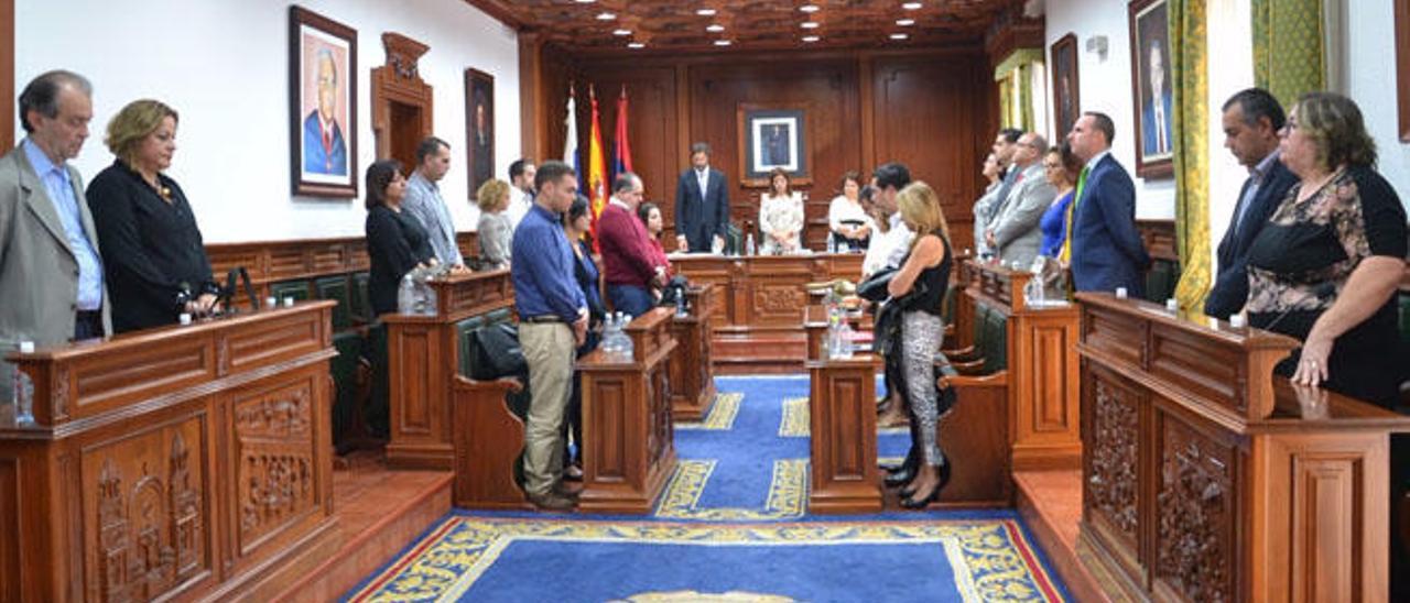 Pleno del Ayuntamiento de Telde, ayer, durante el minuto de silencio contra la violencia de género.