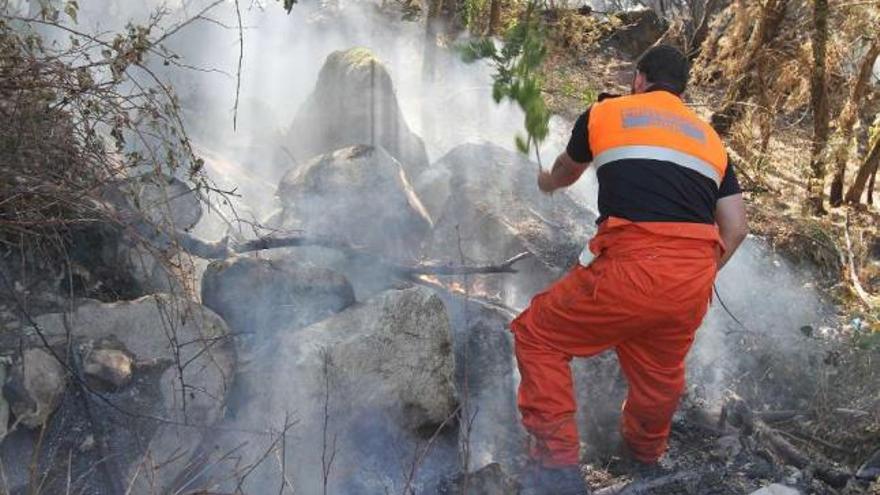 Un efectivo de Protección Civil durante las tareas para apagar un incendio. / iñaki osorio