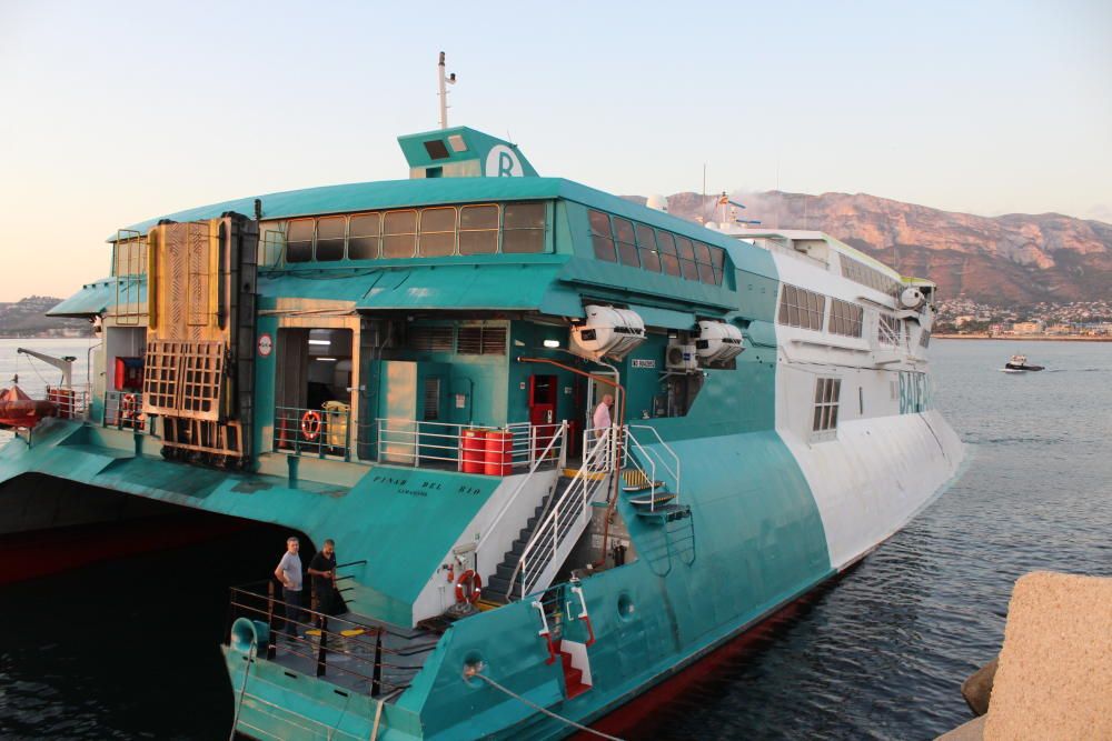 Un ferry con 400 pasajeros encalla en el puerto de Dénia