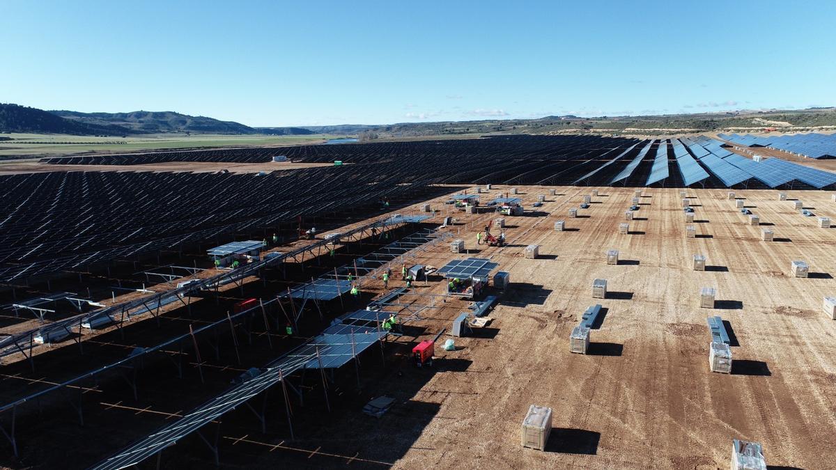 Una planta fotovoltaica desarrollada por Renovalia, similar a la que prevé desarrollar entre Biar y Cañada.