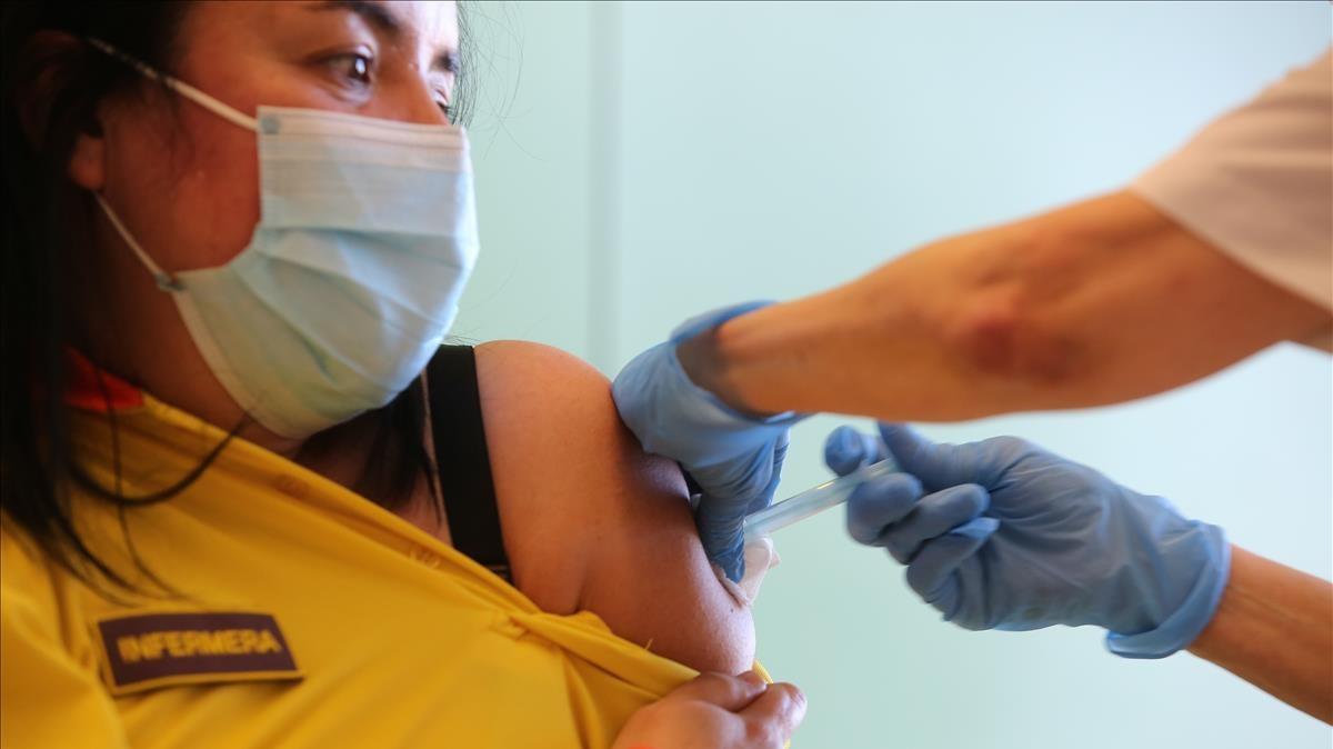 Vacunación de los profesionales sanitarios del Hospital Sant Joan de Déu de Barcelona, con la vacuna de Moderna.