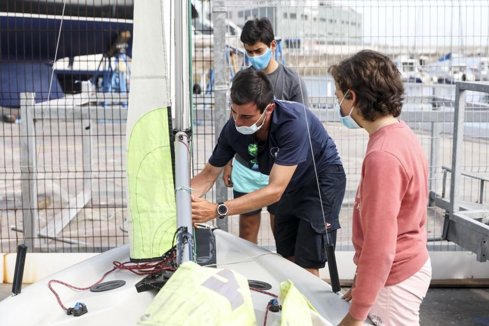 Nueva normalidad en las escuelas de vela de Gijón