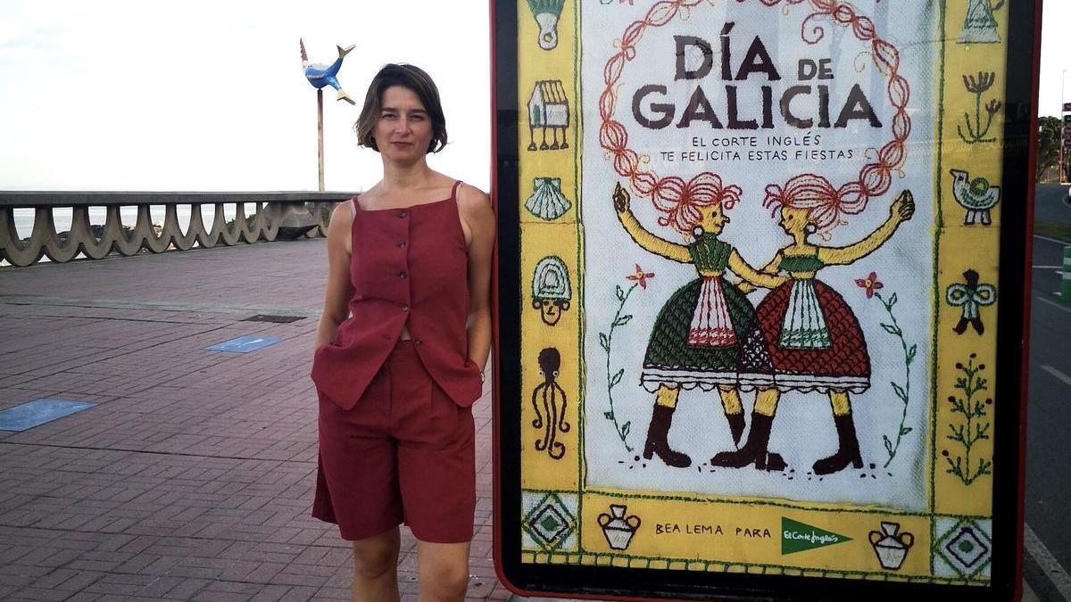 La artista Bea Lema posa con su ilustración del Día de Galicia para El Corte Inglés