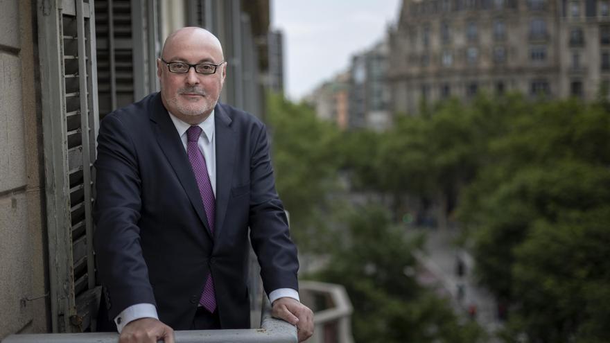 El presidente de la  Federación de Gremios de Editores de España y de CEDRO, Daniel Fernández, en el balcón de la sede de su editorial, Edhasa, en Barcelona.