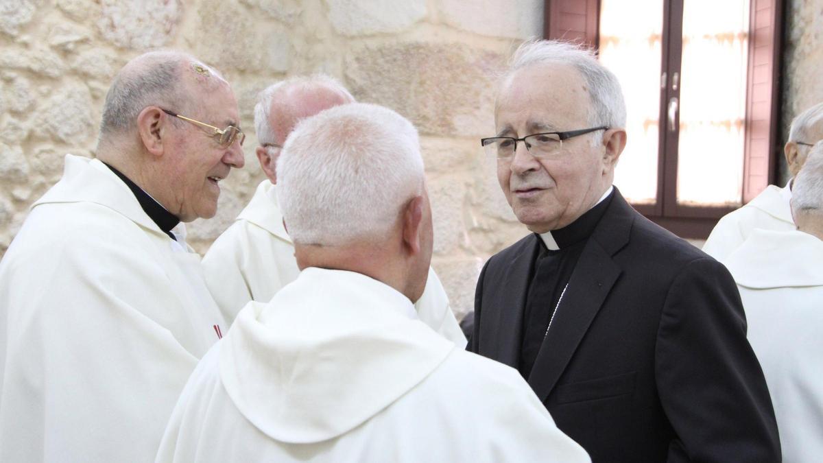 El obispo de Zamora, Gregorio Martínez Sacristán, conversa con varios sacerdotes.