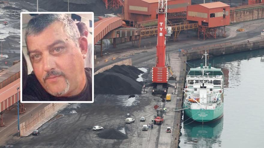 El barco &quot;Arklow Valour&quot;, atracado en el muelle Olano de El Musel, donde se produjo el accidente. En el recuadro, José Antonio Sesmilo González.