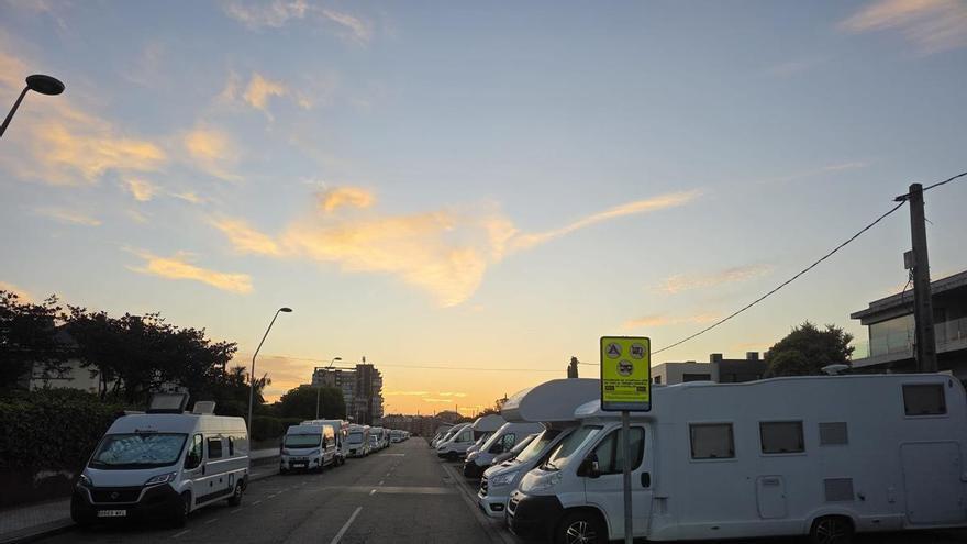 Salinas clama contra la saturación de caravanas y exigen vetar su estacionamiento en zona urbana: "Es una situación insostenible"