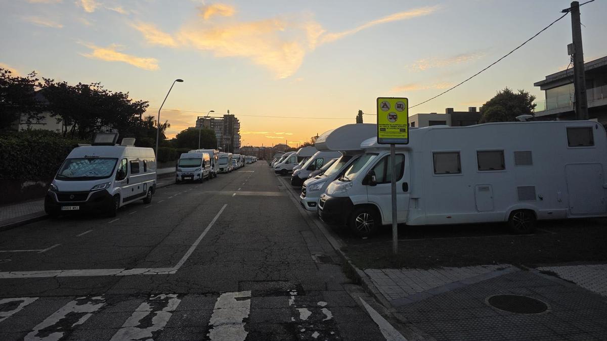 Autocaravanas estacionadas en la calle Pablo Laloux de Salinas.