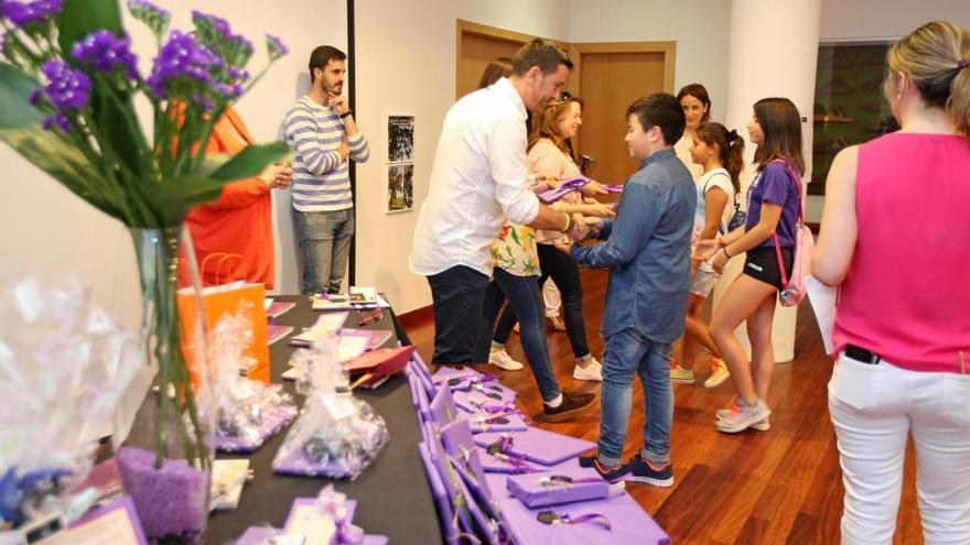 Algunos de los alumnos galardonados, recogiendo su premio en el acto celebrado esta tarde en el MOME.