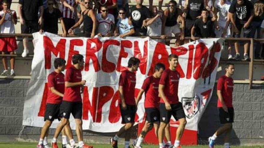 Pitos, insultos y cánticos contra Llorente y Javi Martínez