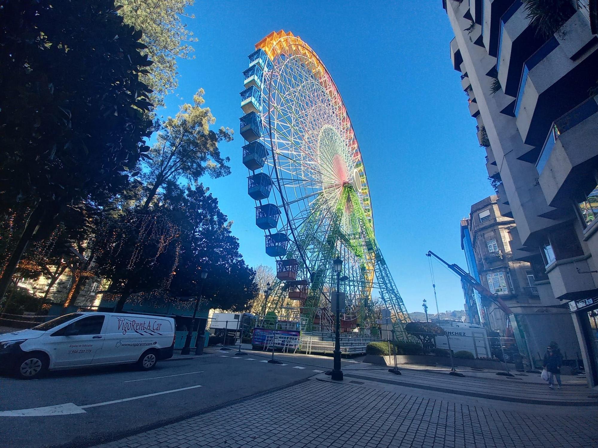 Todo casi a punto para que rueden las atracciones y el mercadillo de la Navidad viguesa