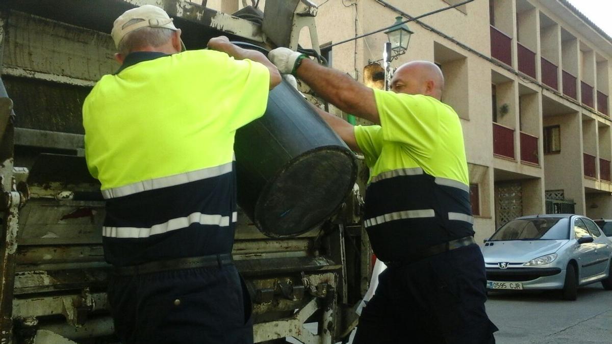 Dos operarios de la recogida de residuos en Pollença.