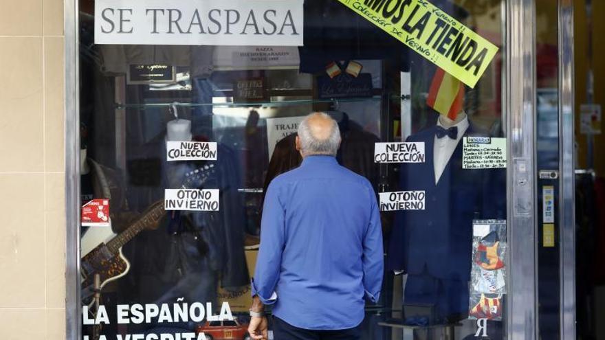 Una tienda de moda, en la calle Don Jaime I, con el cartel de ‘Se traspasa’.  | JAIME GALINDO 