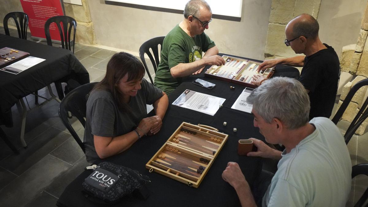 Carme Pintó jugant amb Jean Philippe Roy al Backgammon