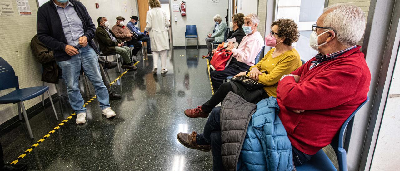 Personas citadas para vacunarse contra el coronavirus este viernes en el centro de salud de Muro.