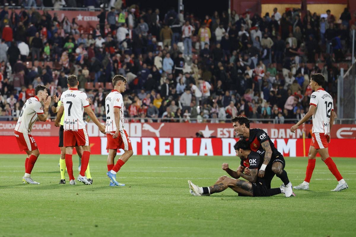 Els jugadors del Girona, decebuts, després de la derrota contra el Mallorca de divendres passat (0-1)