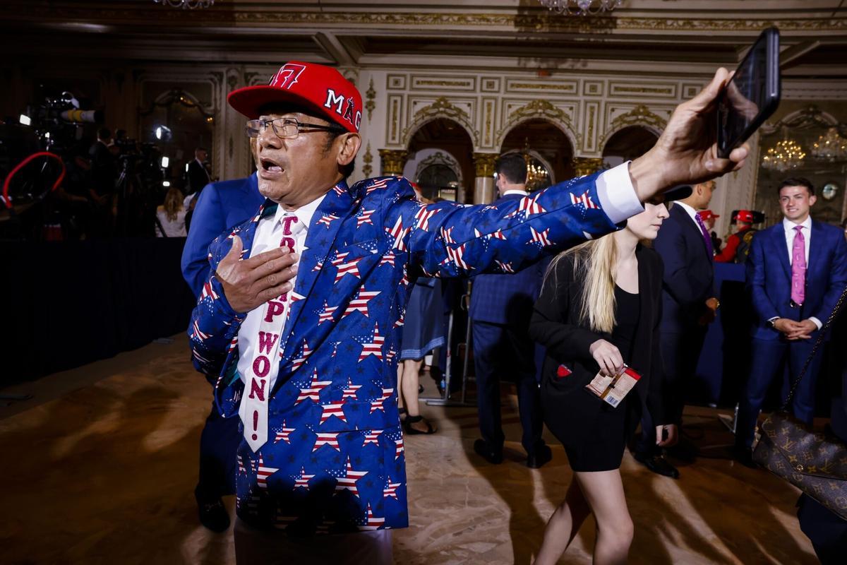 Los asistentes esperan a que llegue el expresidente de los Estados Unidos, Donald Trump, y pronuncie sus comentarios en el Mar-a-Lago Club en Palm Beach, Florida.