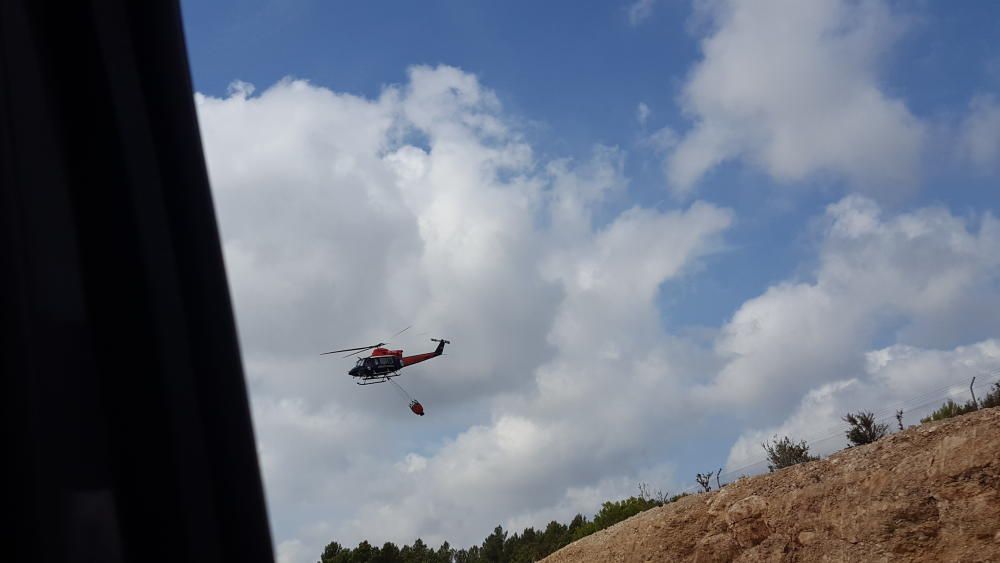 Un camión se incendia y provoca un incendio forestal en Torreblanca