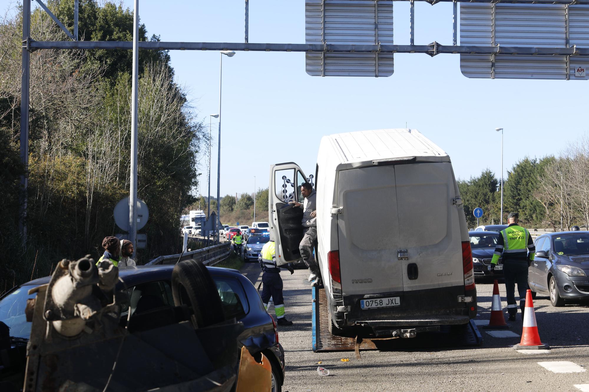 En imágenes: Largas retenciones tras un accidente a la salida de Gijón