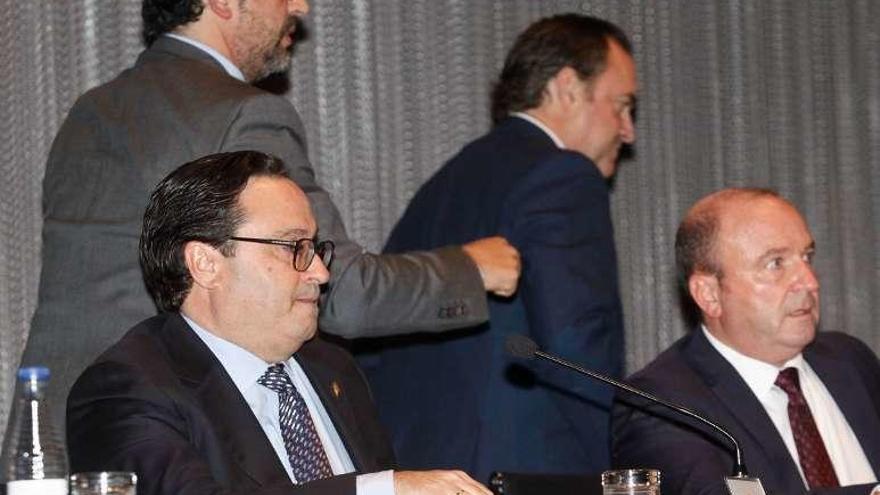 Javier Fernández, sentado a la izquierda, junto a Javier Martínez, mientras Fernando Losada y Ramón de Santiago pasan tras él.